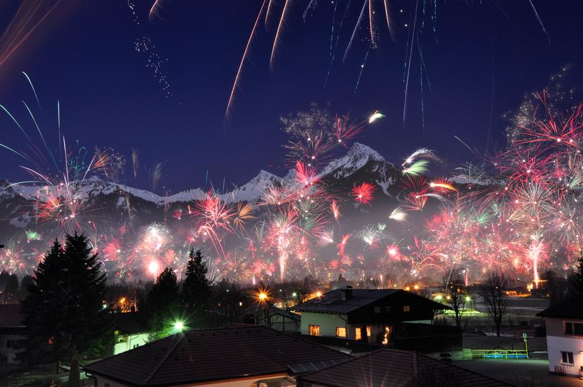 https://a.storyblok.com/f/150663/3312x2200/b8163532a0/austria-nye-fireworks-reutte-in-tyrol.jpg